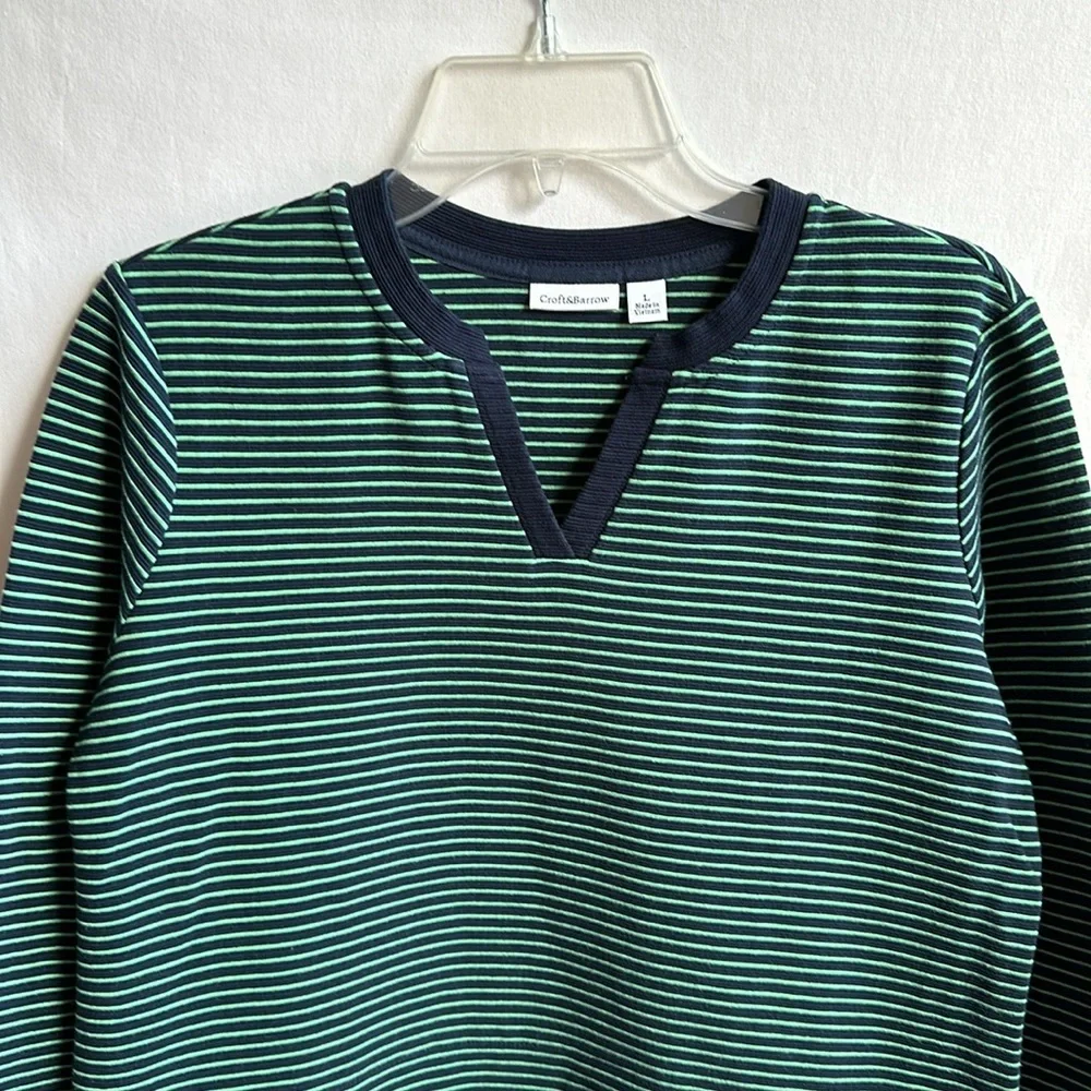 Croft & Barrow navy and green kangaroo pocket top, size L